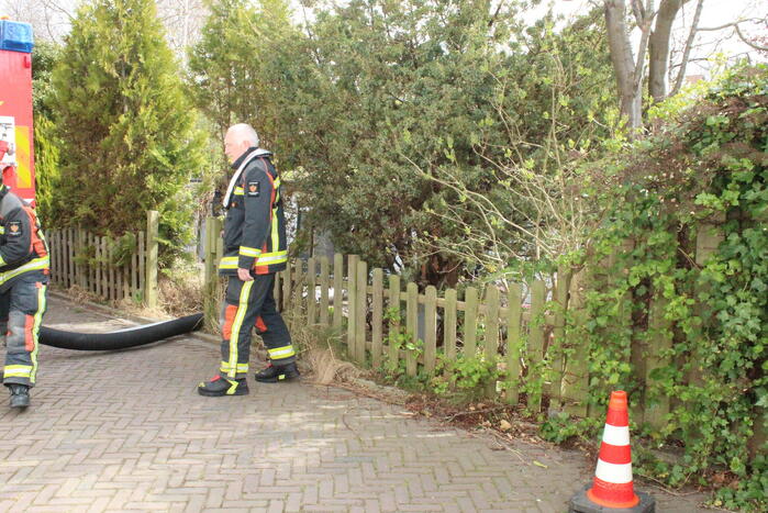 Brandweer pompt Zinkende woonboot leeg