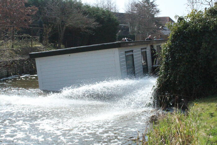 Brandweer pompt Zinkende woonboot leeg