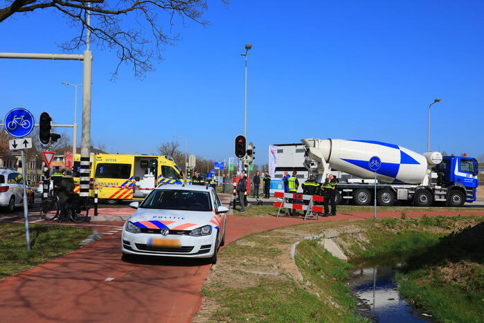 Fietsster ernstig gewond bij botsing met vrachtwagen