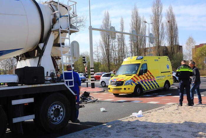 Fietsster ernstig gewond bij botsing met vrachtwagen