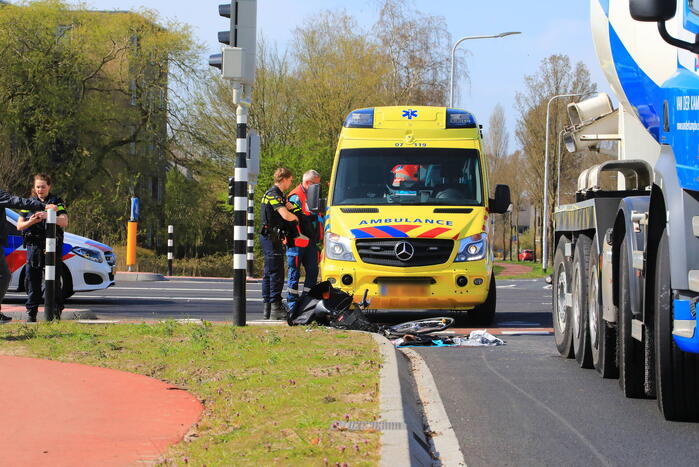 Fietsster ernstig gewond bij botsing met vrachtwagen