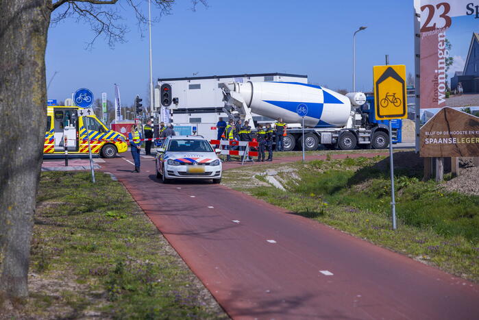 Fietsster ernstig gewond bij botsing met vrachtwagen