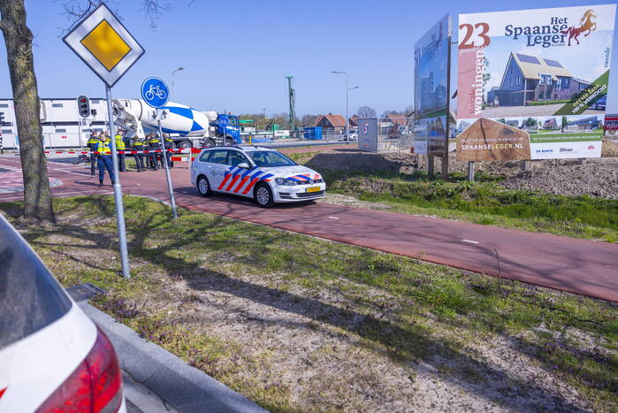 Fietsster ernstig gewond bij botsing met vrachtwagen