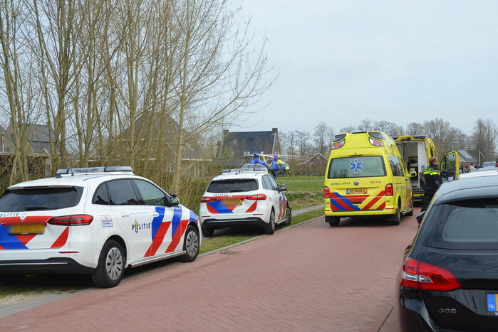 Trauma- en politiehelikopter landen voor incident in woning