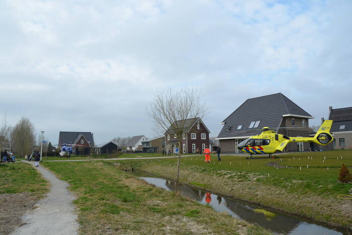 Trauma- en politiehelikopter landen voor incident in woning