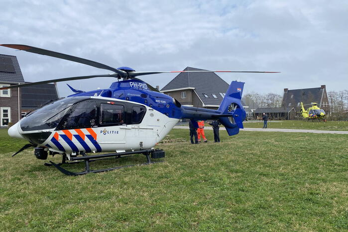 Trauma- en politiehelikopter landen voor incident in woning