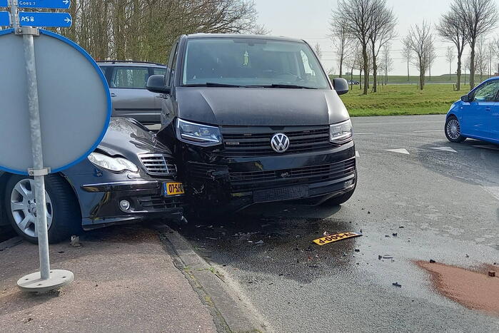 Bestelbus en personwagen botsen op kruispunt