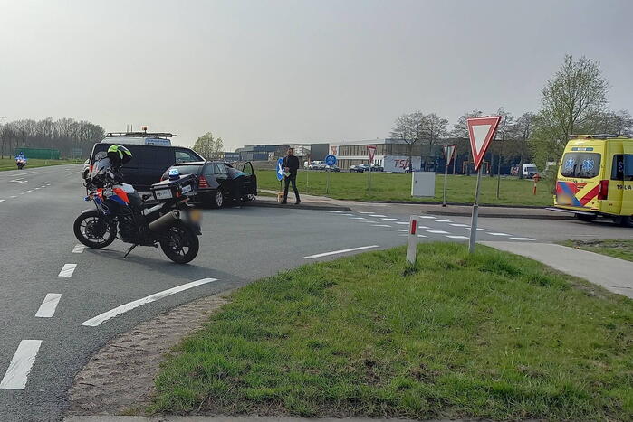 Bestelbus en personwagen botsen op kruispunt