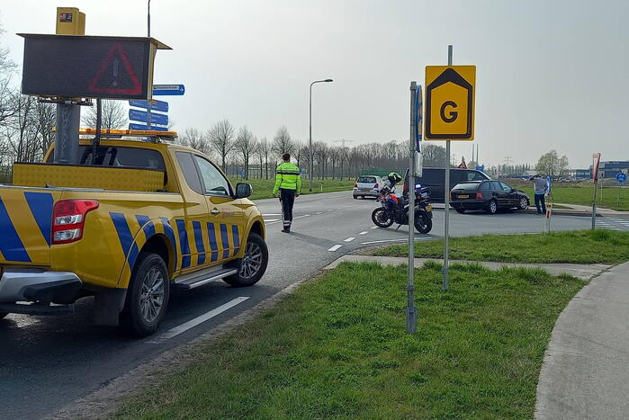 Bestelbus en personwagen botsen op kruispunt