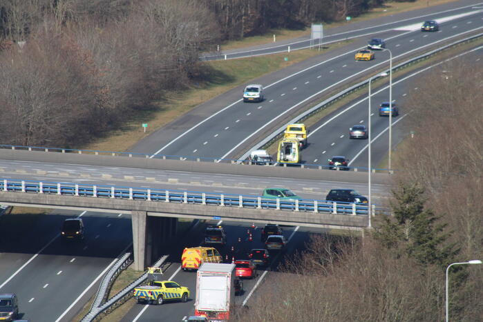Drie auto's botsen op snelweg