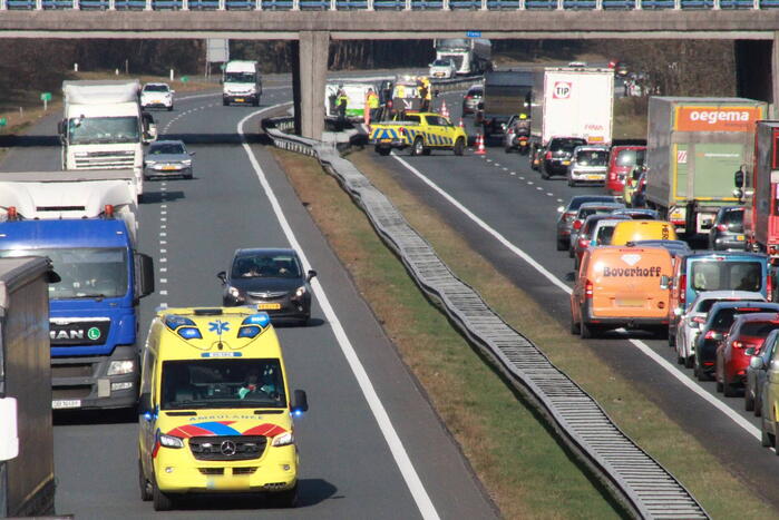 Drie auto's botsen op snelweg
