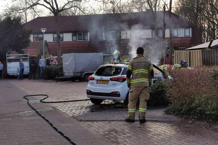 Brandweer blust flinke brand in personenauto