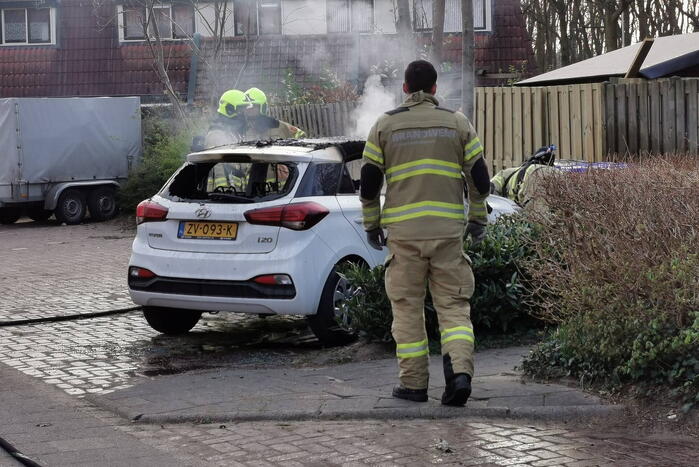 Brandweer blust flinke brand in personenauto