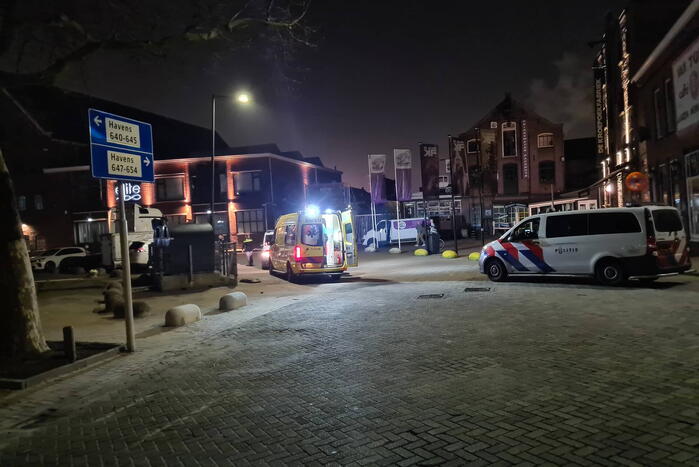 Persoon valt in water Koningin Wilhelminahaven