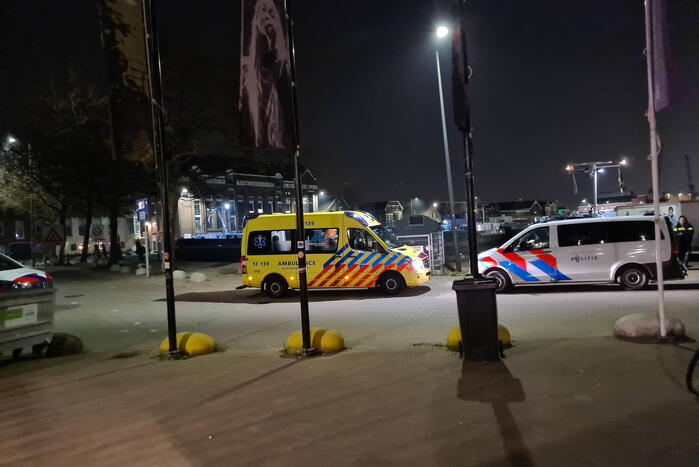 Persoon valt in water Koningin Wilhelminahaven