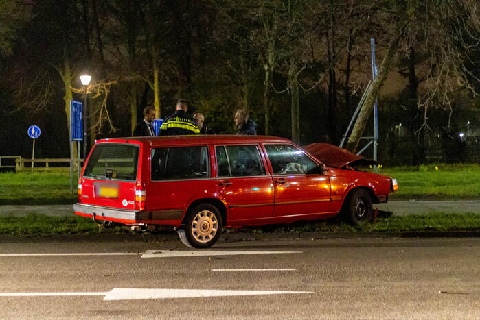 Persoon valt in slaap en botst tegen boom