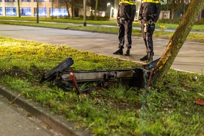 Persoon valt in slaap en botst tegen boom