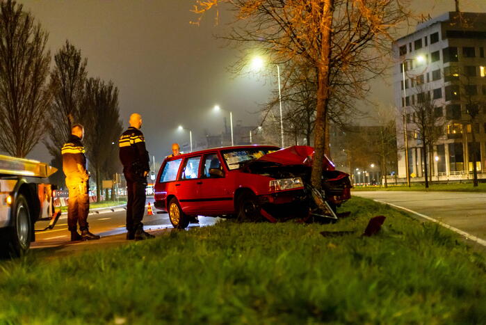 Persoon valt in slaap en botst tegen boom