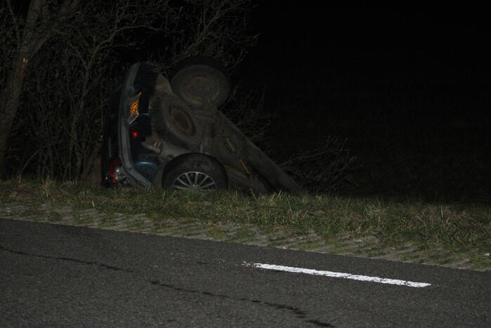 Bestuurder belandt met auto in sloot