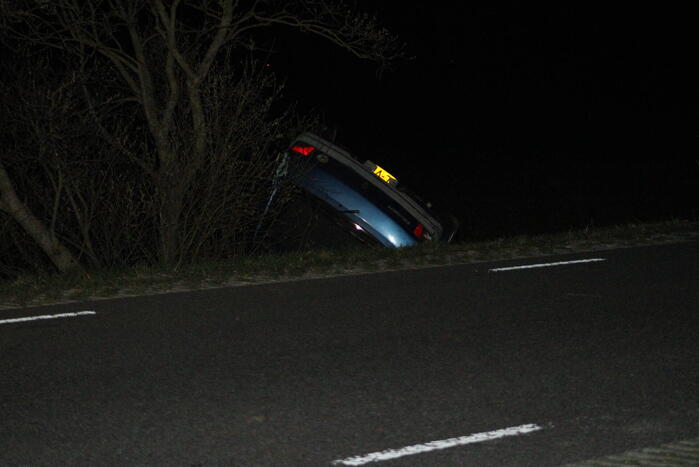 Bestuurder belandt met auto in sloot