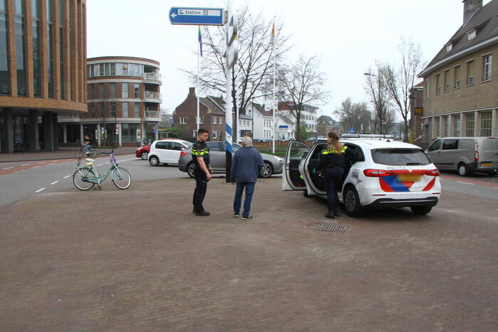 Fietsster geschept door personenauto