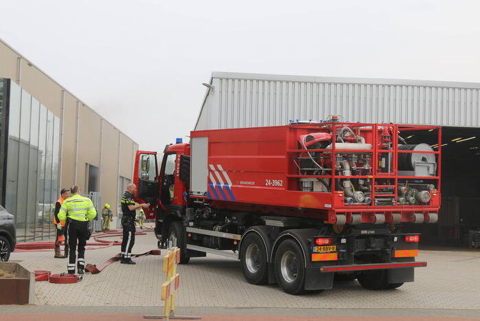 Zwarte rookwolken uit bedrijfspand van Vahsen Constructies