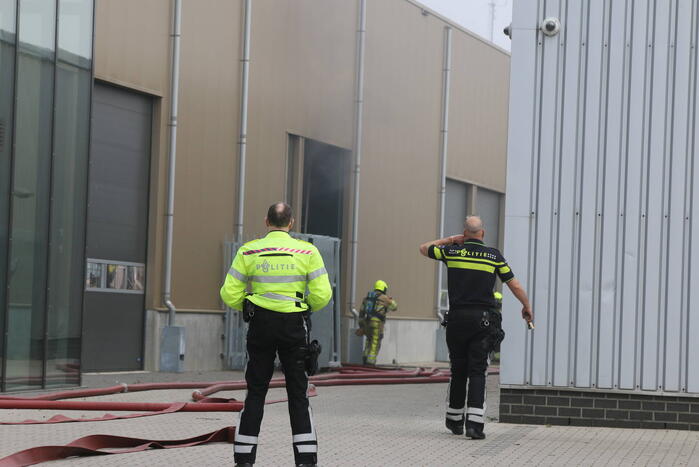 Zwarte rookwolken uit bedrijfspand van Vahsen Constructies