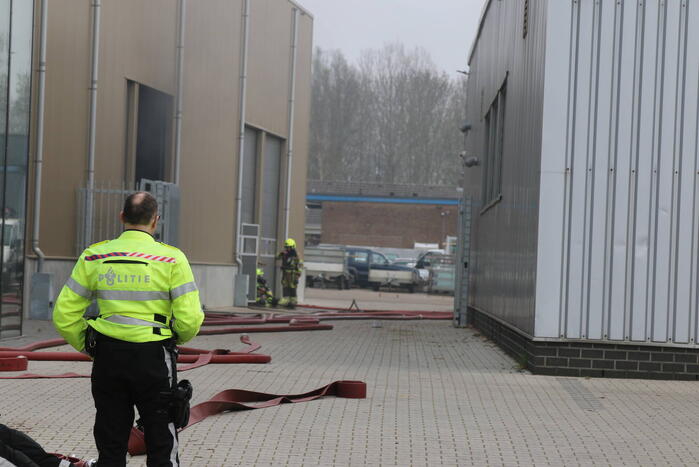 Zwarte rookwolken uit bedrijfspand van Vahsen Constructies