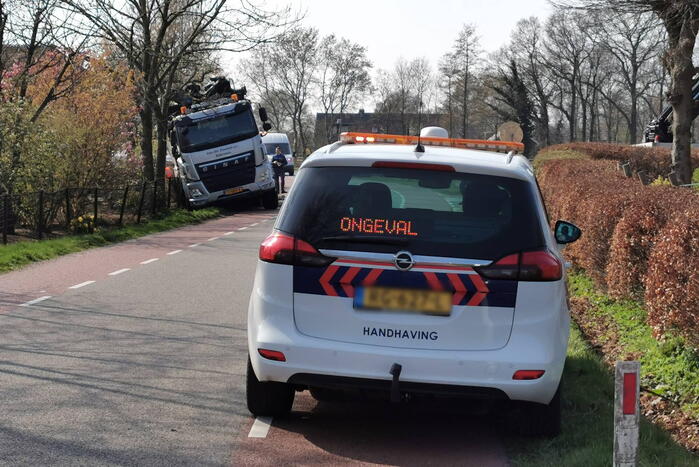 Vrachtwagen in de sloot