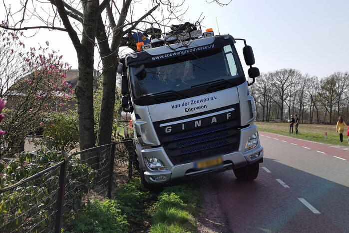 Vrachtwagen in de sloot