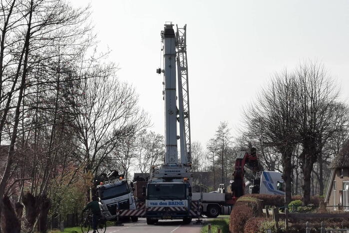 Vrachtwagen in de sloot
