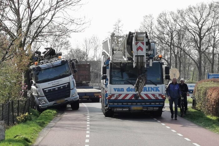 Vrachtwagen in de sloot