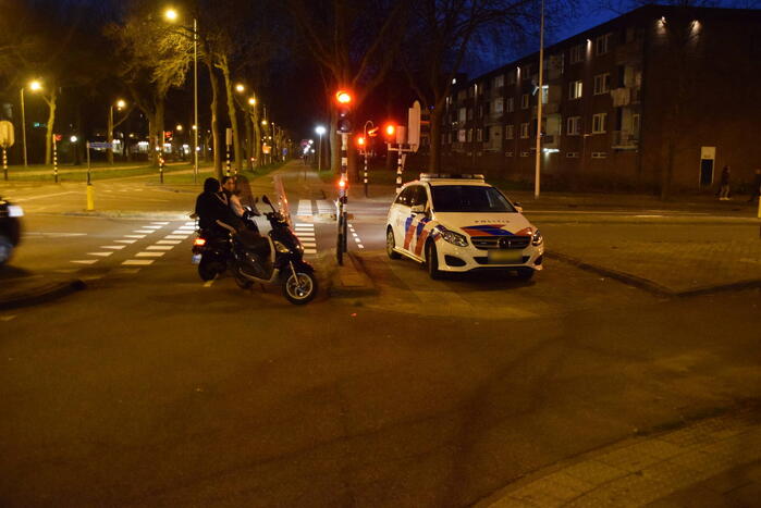 Botsing tussen personenauto en scooterrijder