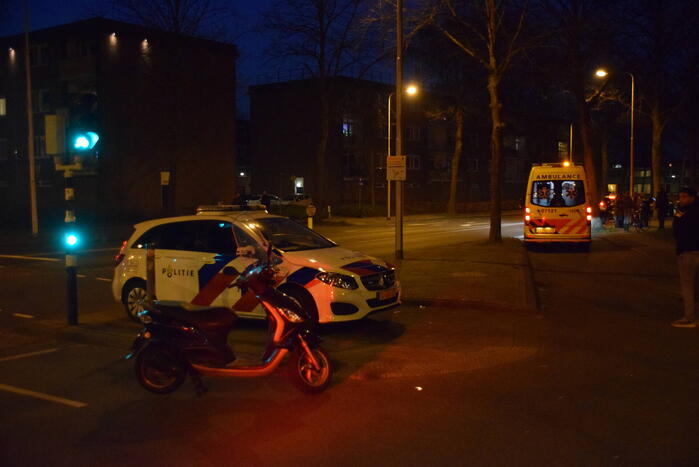 Botsing tussen personenauto en scooterrijder