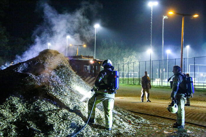 Broei in stapel houtsnippers zorgt voor brandweerinzet