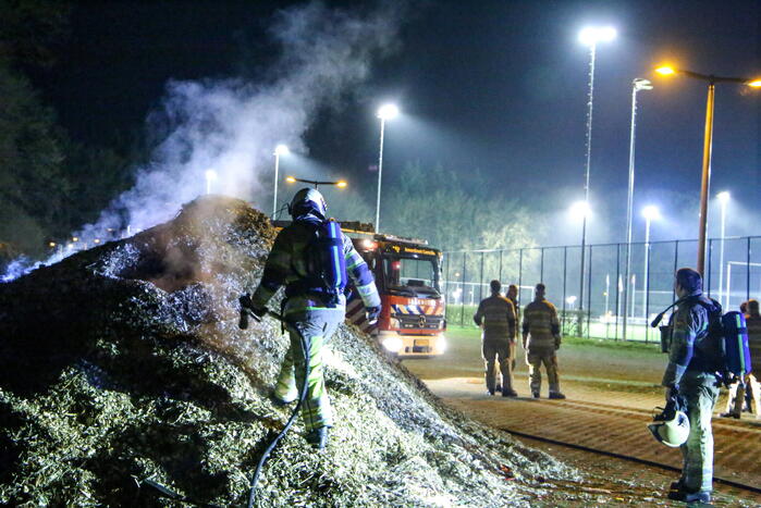 Broei in stapel houtsnippers zorgt voor brandweerinzet