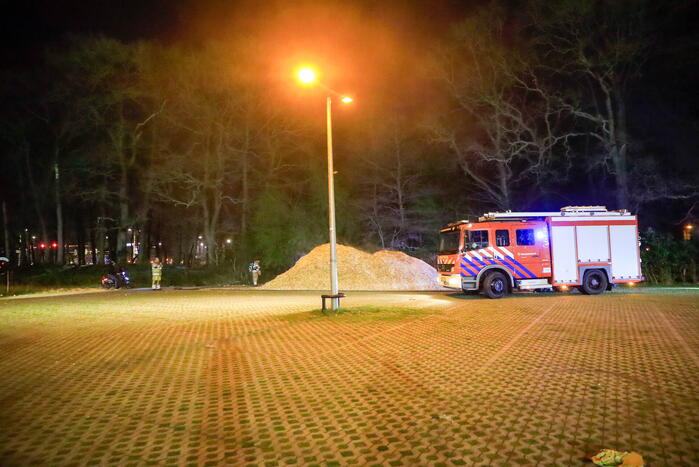 Broei in stapel houtsnippers zorgt voor brandweerinzet