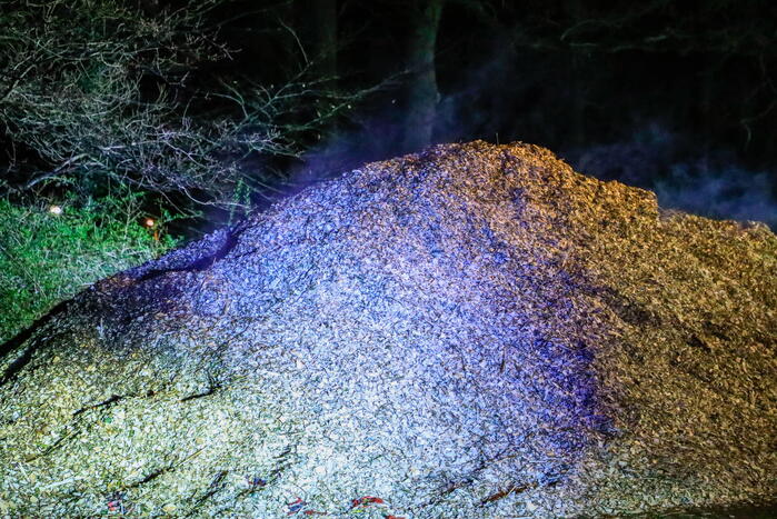 Broei in stapel houtsnippers zorgt voor brandweerinzet