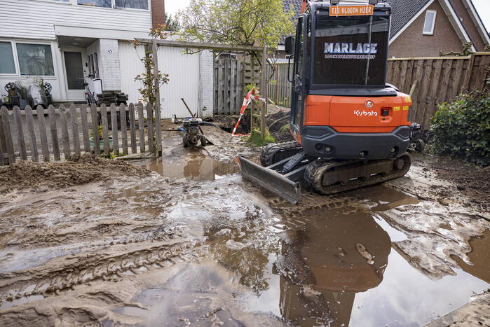 Modderpoel na waterleidingbreuk