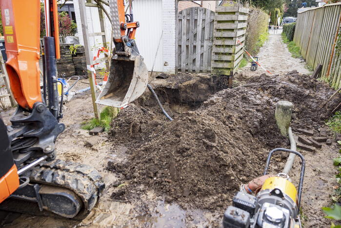 Modderpoel na waterleidingbreuk