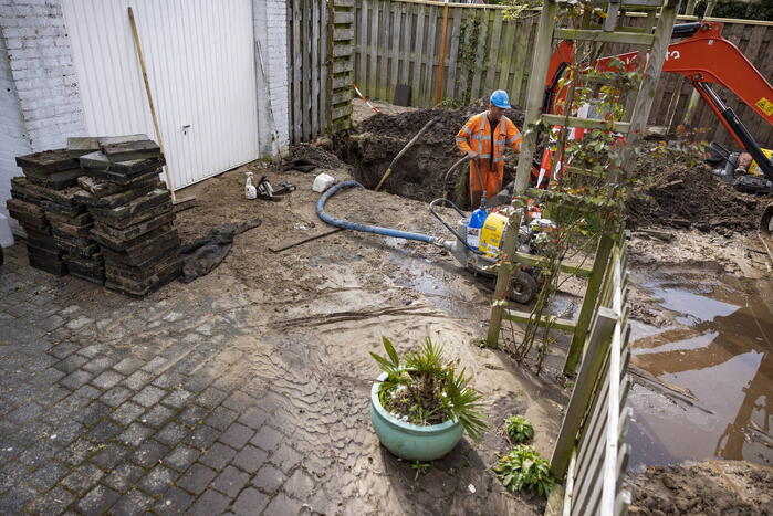 Modderpoel na waterleidingbreuk