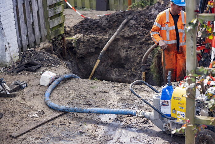 Modderpoel na waterleidingbreuk