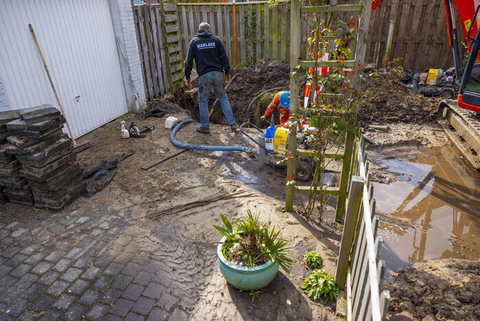 Modderpoel na waterleidingbreuk