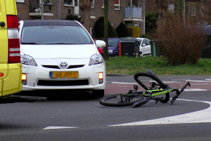 Overstekende mountainbiker aangereden door auto