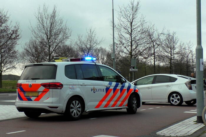 Overstekende mountainbiker aangereden door auto