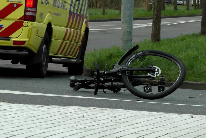 Overstekende mountainbiker aangereden door auto