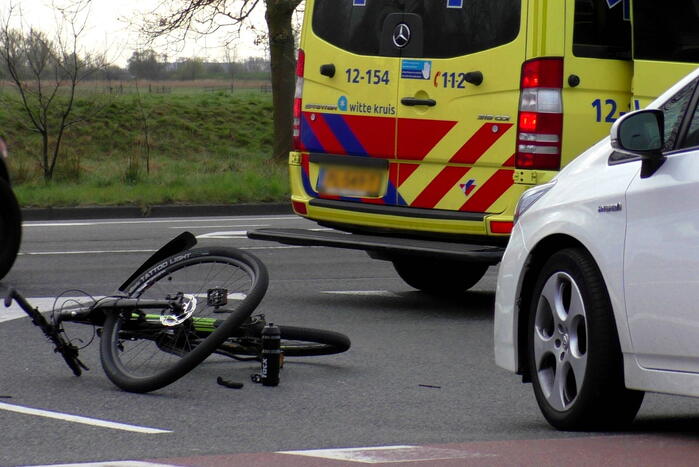 Overstekende mountainbiker aangereden door auto
