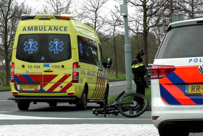 Overstekende mountainbiker aangereden door auto