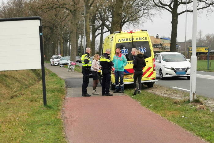 Twee fietsers aangereden door brommerrijder