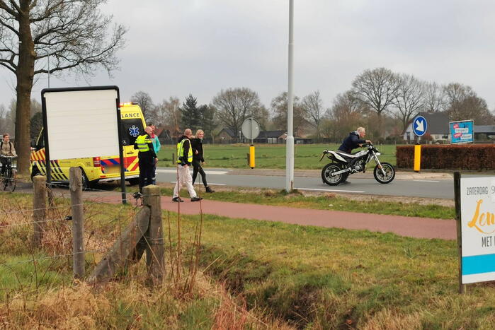 Twee fietsers aangereden door brommerrijder